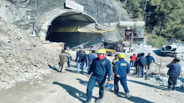 Pause in Uttarkashi Tunnel Rescue Following 'Loud Crack'; Arrival of New Equipment Today