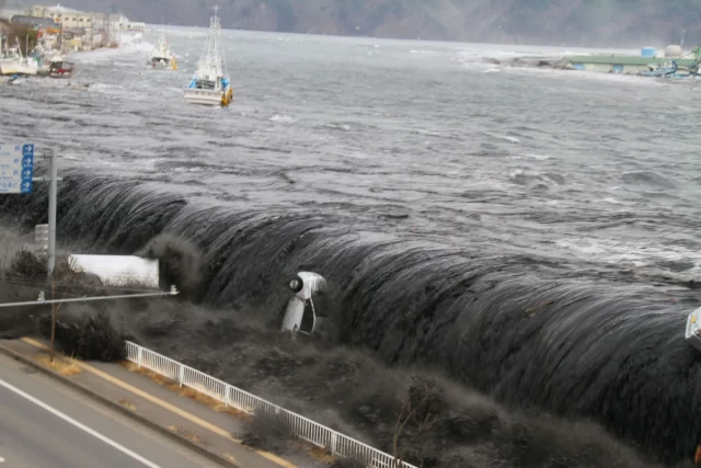 Tsunami Waves Erupted by 7.5-Magnitude Earthquake, Urgent Evacuations Advised