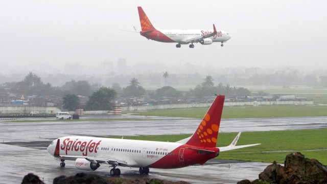 DGCA Issues Notices to Air India, SpiceJet for Untrained Pilots Amid Delhi Fog-Related Diversions
