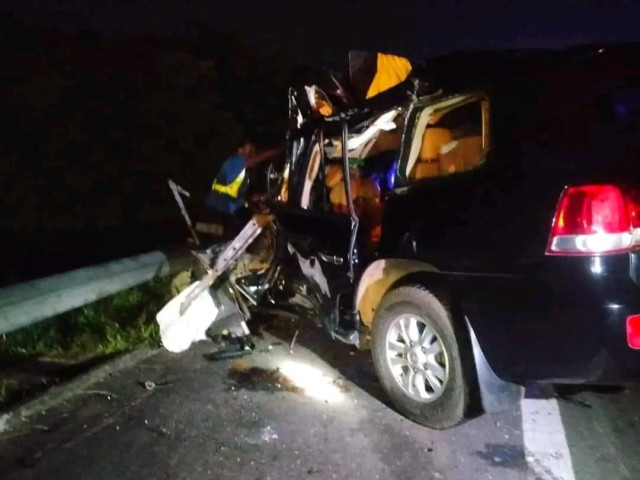 Tragic Collision Claims Lives of Sri Lankan State Minister and Security Official on Expressway