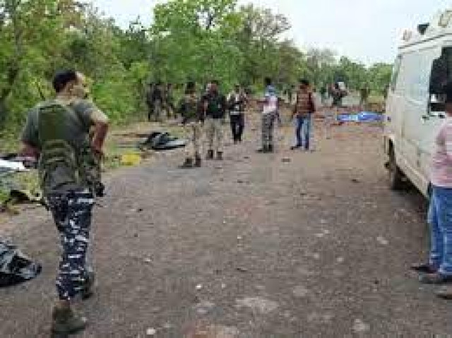 There was an encounter between the police and Naxalites in Kanker, where a brave soldier was martyred.
