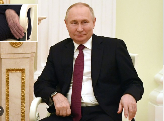2022/11/Putins-Hand-Turns-Purple-During-a-Meeting-with-the-Cuban-President..jpg