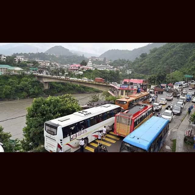 Due to heavy rainfall, Kullu Manali road Damaged leaving commuters to be stranded in traffic jam.