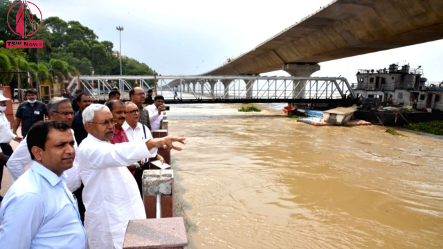 Patna : Bihar Chief Minister Nitish Kumar inspects the rise in the water level of Ganga river
