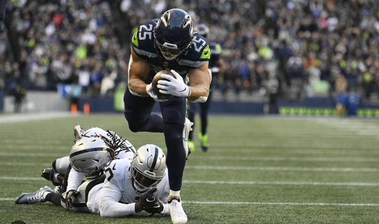 Jacobs Scores a Touchdown, Making the Raiders Superior to the Seahawks